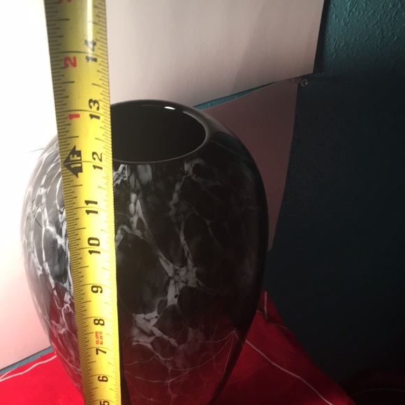 A beautiful black and white vase - Picture 9 of 10